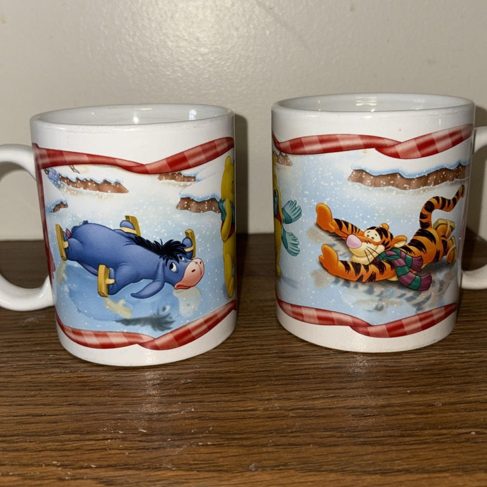 Vintage 2005 Winnie The Pooh Tin with 2 Mugs - Picture 7 of 11